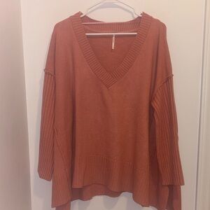 Women’s Free People V‑Neck Oversized Rust/Blush Sweater